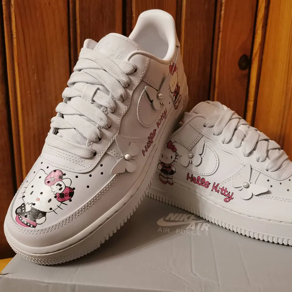 Adidași pictați manual