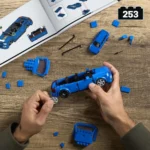 Set de construcții pentru copii Hot Wheels Audi Avant RS2 1:32 – Model construibil Mattel Brick Shop cu accesorii metalice, 253 piese - imagine 6